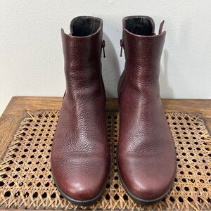 Size 8.5 Ecco Skyler Wedge Pebbled Leather Burgundy Zippered Luxe Ankle Boot